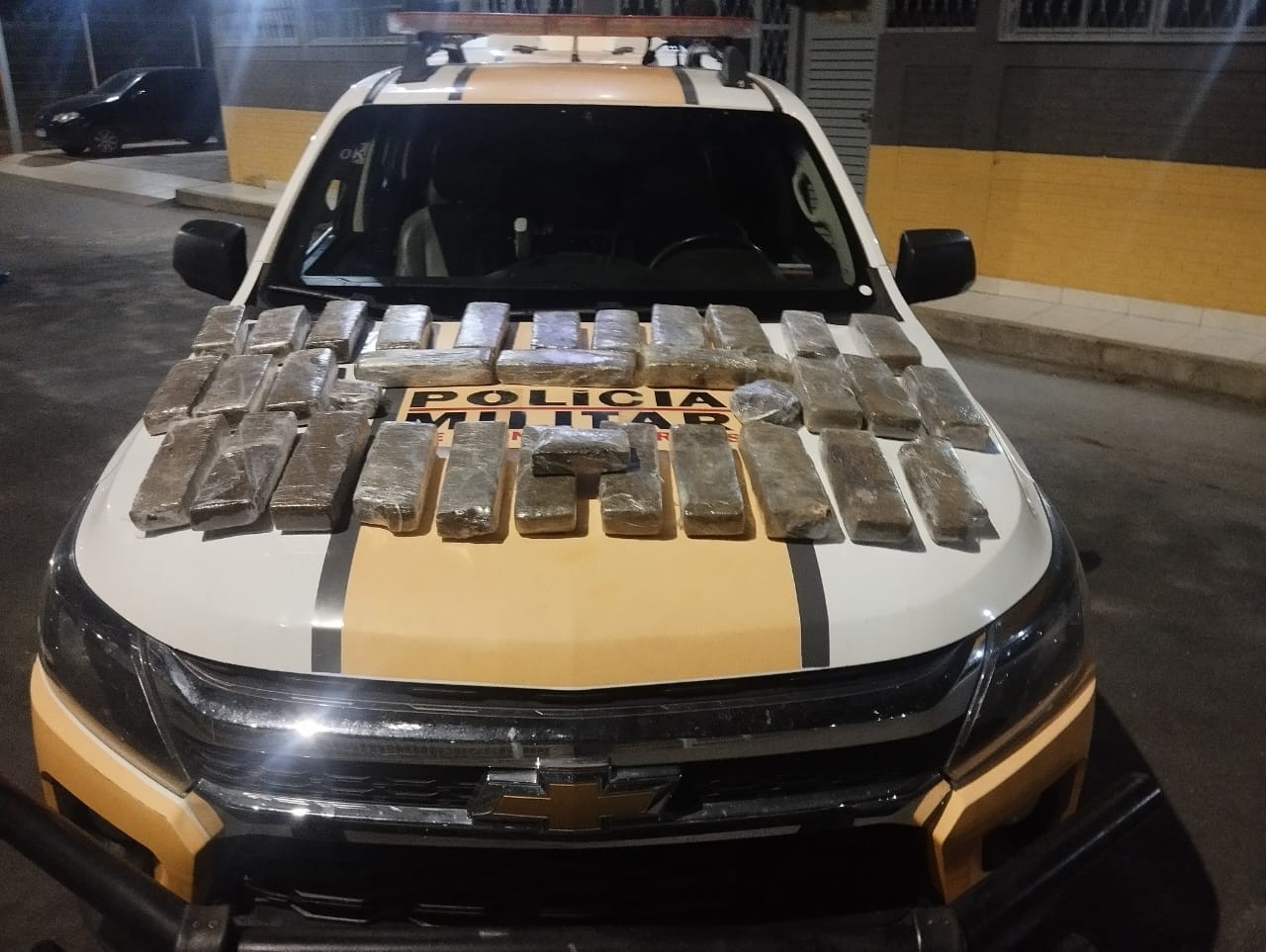 Polícia percebe cheiro de maconha em carro abordado na MGC-135 e encontra 35 tabletes da droga no porta-malas