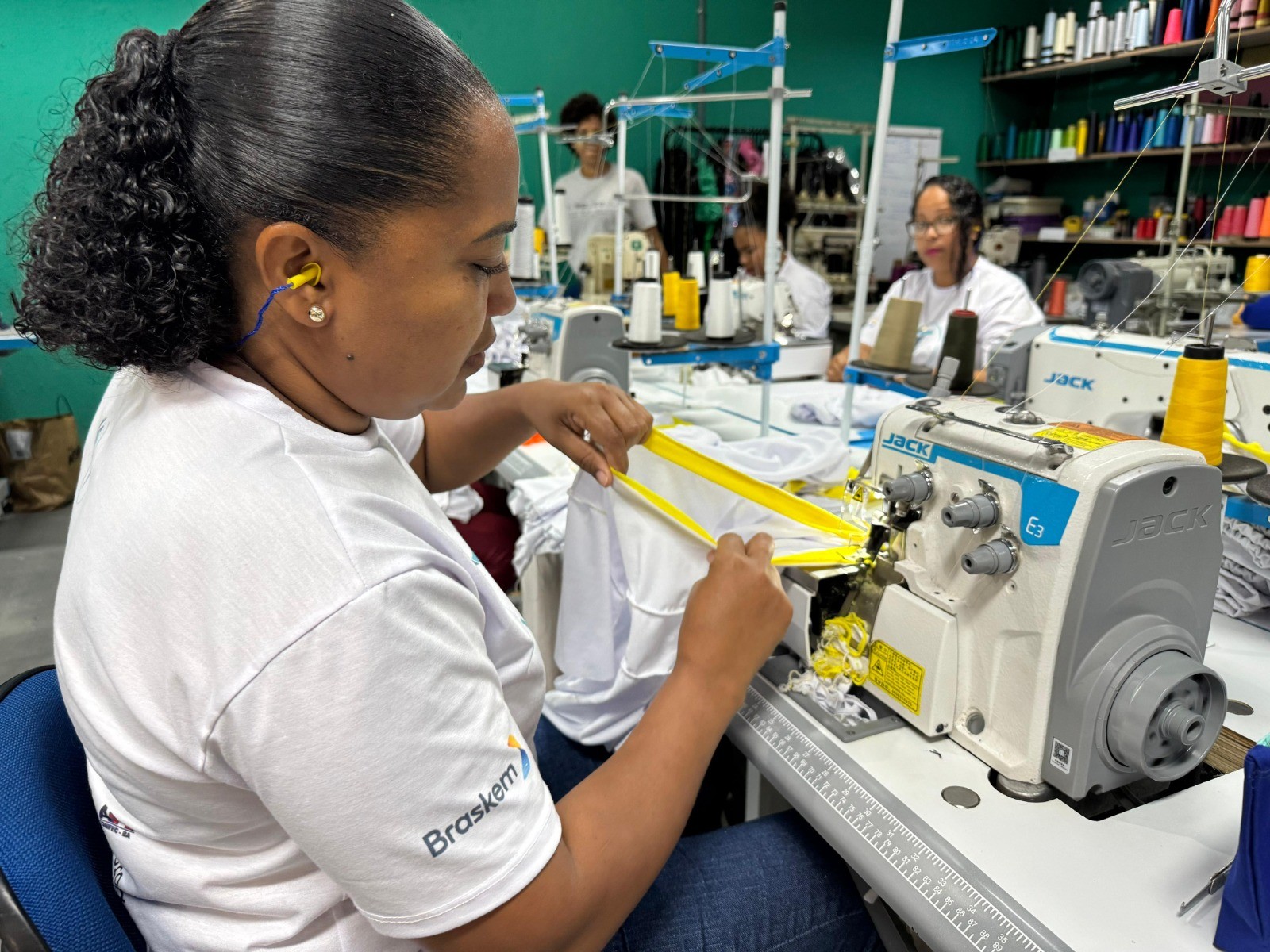 Curso gratuito de costura industrial e desenho técnico está com vagas abertas em Salvador; saiba como participar