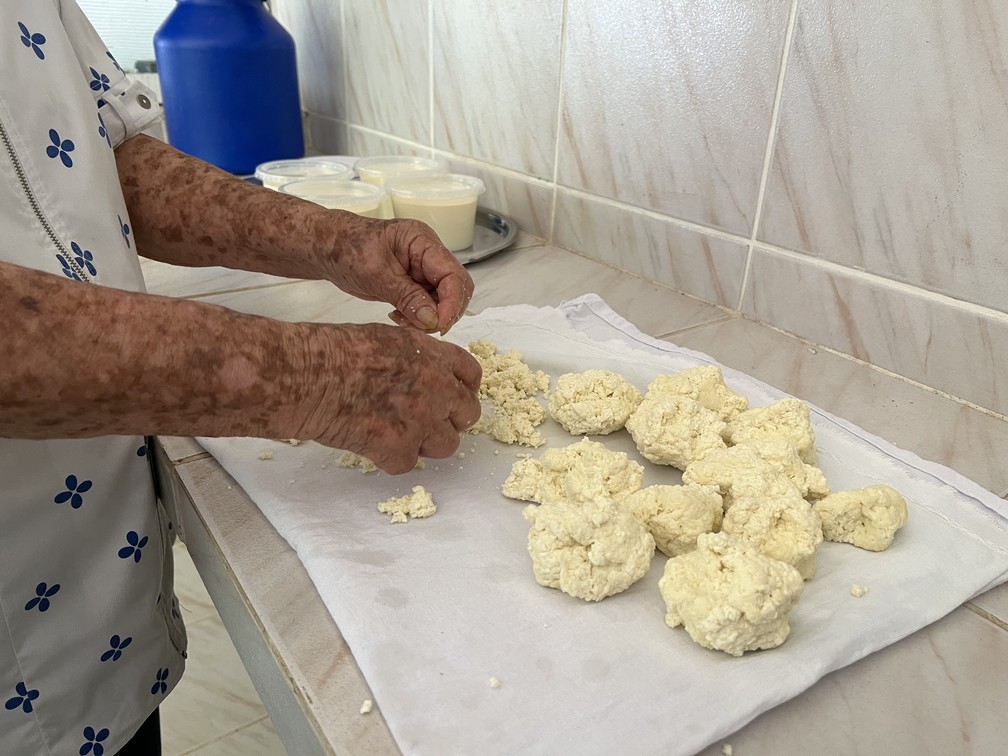 Maria América também participa da produção de queijo da família Sousa e Silva, na fazenda Bacabal — Foto: Caíque Rodrigues/g1 RR