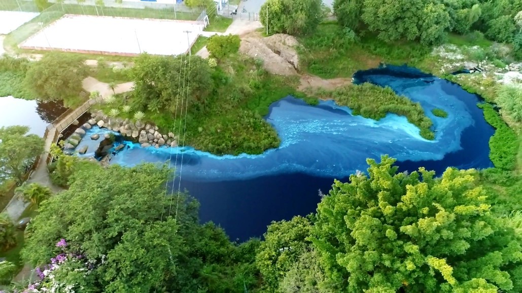 Imagens de drone mostram córrego azul após carreta bater em poste e derramar corante em Jundiaí; animais foram resgatados