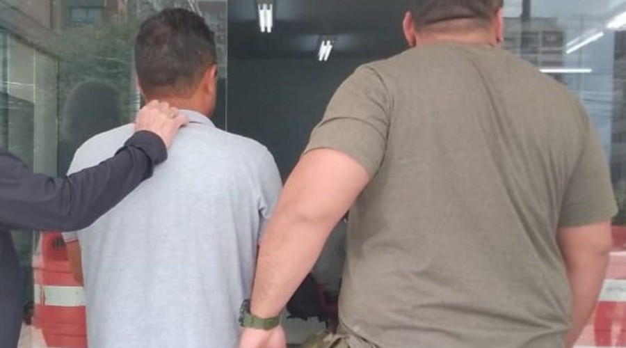 Suspeito é preso após tentar sequestrar mulher que passeava com cachorro em Manaus