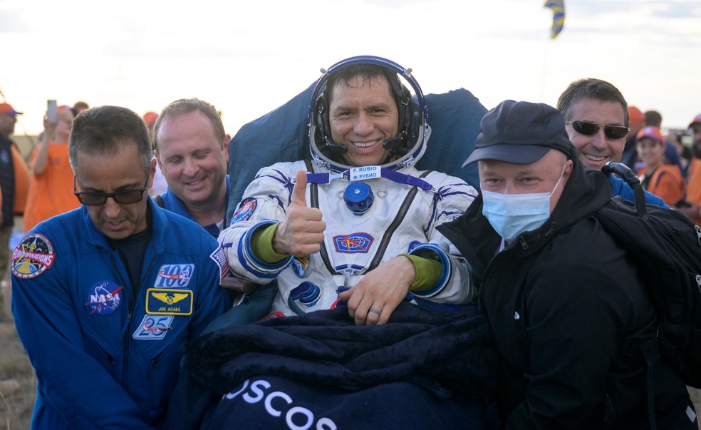 O astronauta da Nasa Frank Rubio é visto sendo carregado após voltar à Terra em 27 de setembro de 2023, depois de 371 dias no espaço – a missão mais longa de um norte-americano. — Foto: NASA/Bill Ingalls