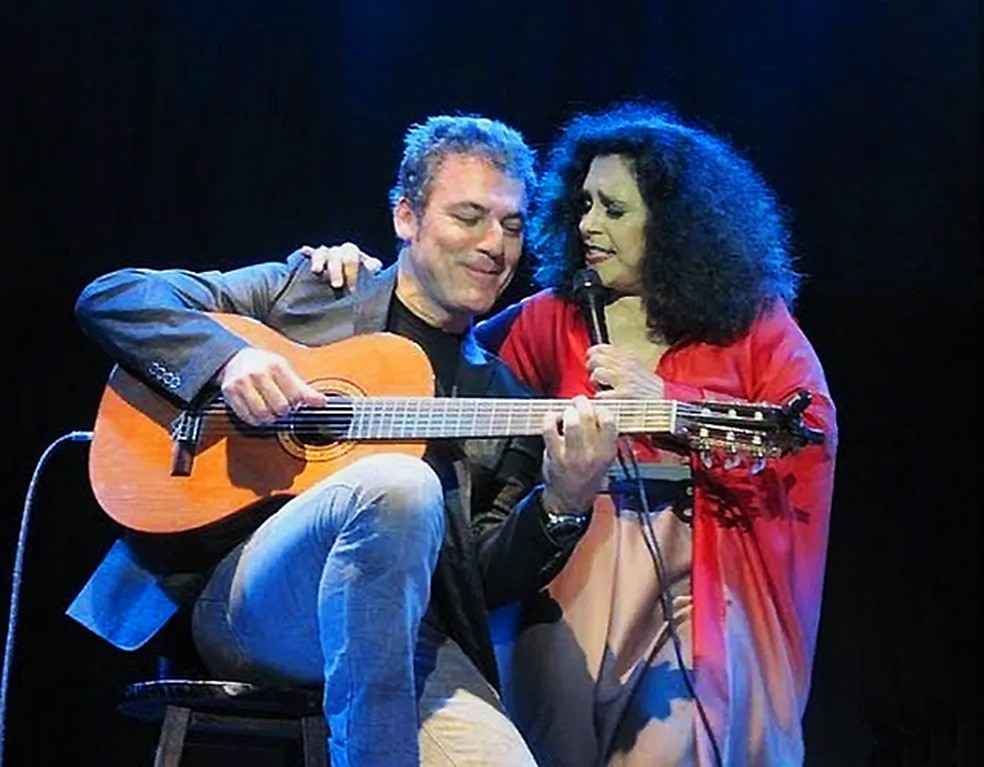 Gal Costa (1945 - 2022) em momento de sintonia com o violonista Luiz Meira — Foto: Acervo pessoal Luiz Meira / Divulgação