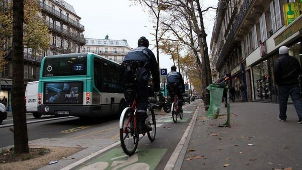 A prefeita Anne Hidalgo ampliou a rede de ciclovias de Paris, para desincentivar o uso do automóvel — Foto: Getty Images