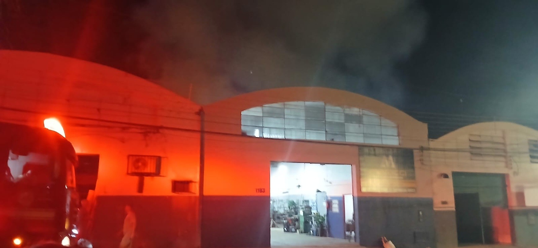 Incêndio em barracão se espalha em Presidente Prudente