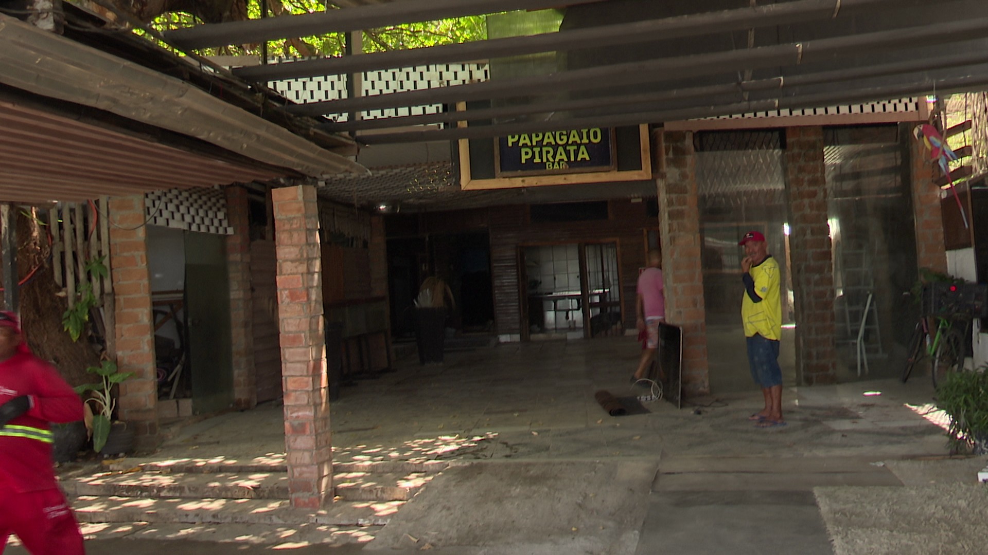 União faz reintegração de posse em bar na orla da Praia de Cabo Branco, em João Pessoa