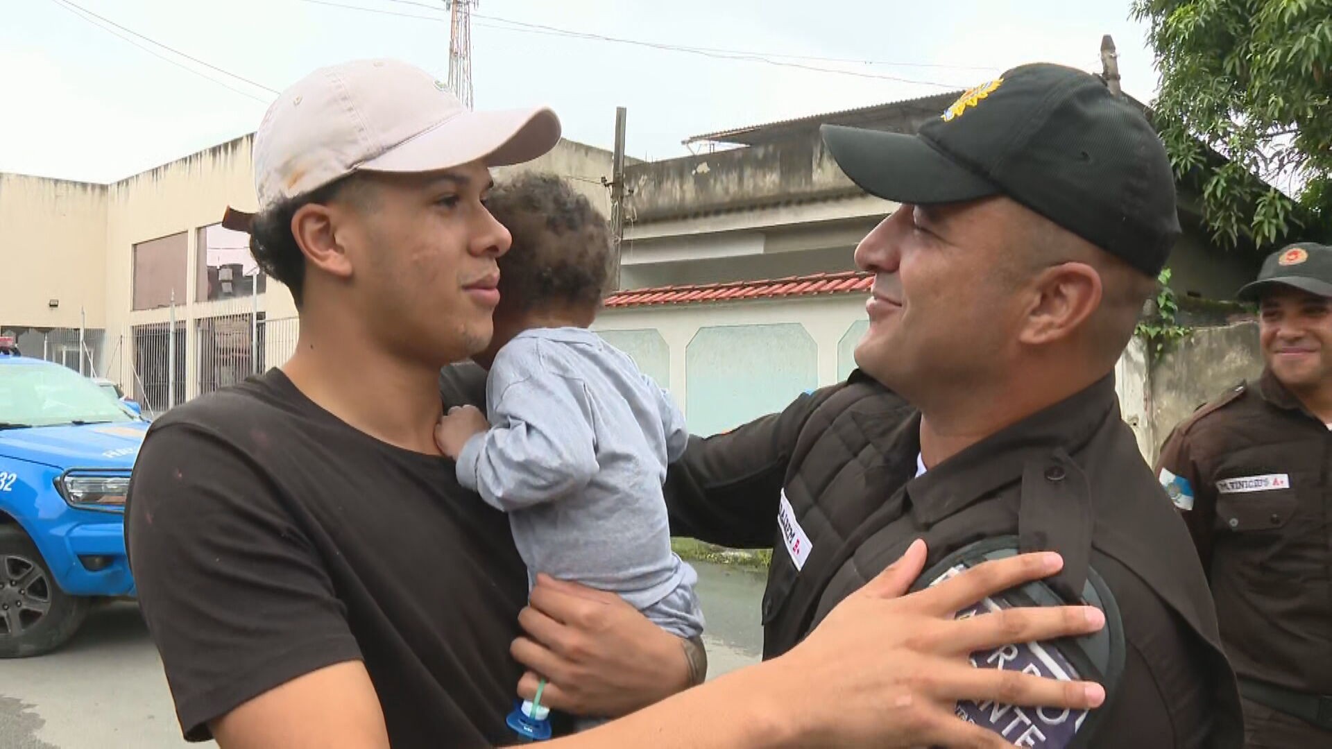 PMs salvam bebê que engasgou em Belford Roxo; VÍDEO 