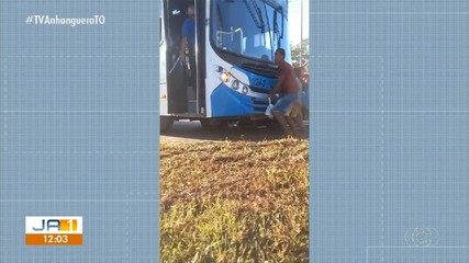 Motociclista é atropelado e arrastado por ônibus do transporte público