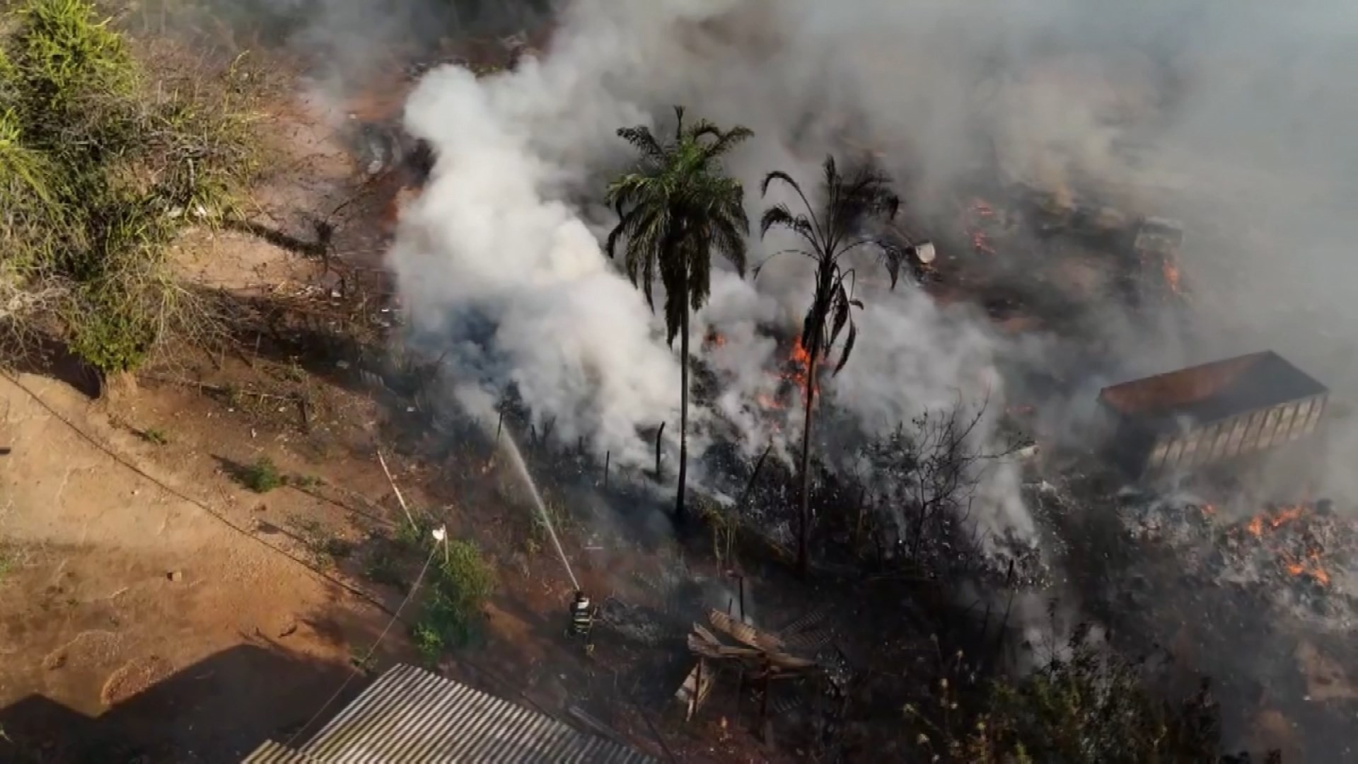 Incêndio atinge depósito de recicláveis, destrói casa e mata animais em Campinas