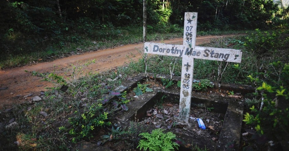 Cruz enterrada onde a freira e ativista norte-americana, Dorothy Stang, foi assassinada em 2005 no Projeto de Desenvolvimento Sustentável Esperança, em Anapu. — Foto: Lunae Parracho / Reuters