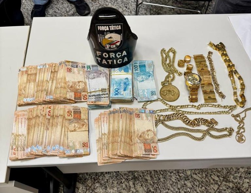 Homens são presos com diversas joais e mais de R$ 50 mil em espécie — Foto: PM