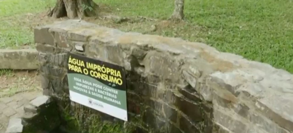 Canos serão cortados para evitar que os moradores captem a água das fontes — Foto: RPC Cascavel/Reprodução