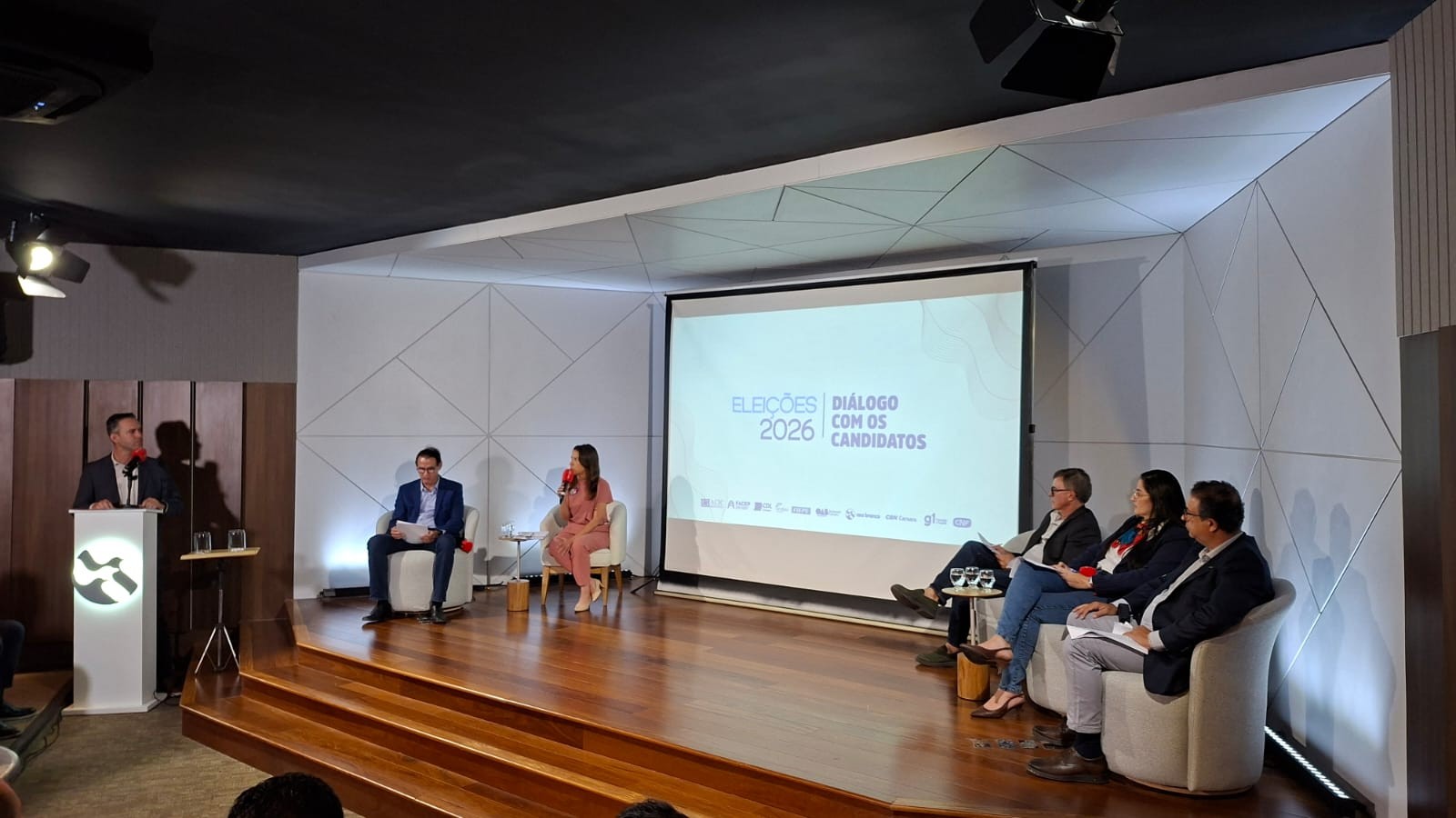 Raquel Lyra, candidata ao Governo de PE, participa de sabatina do Grupo Asa Branca