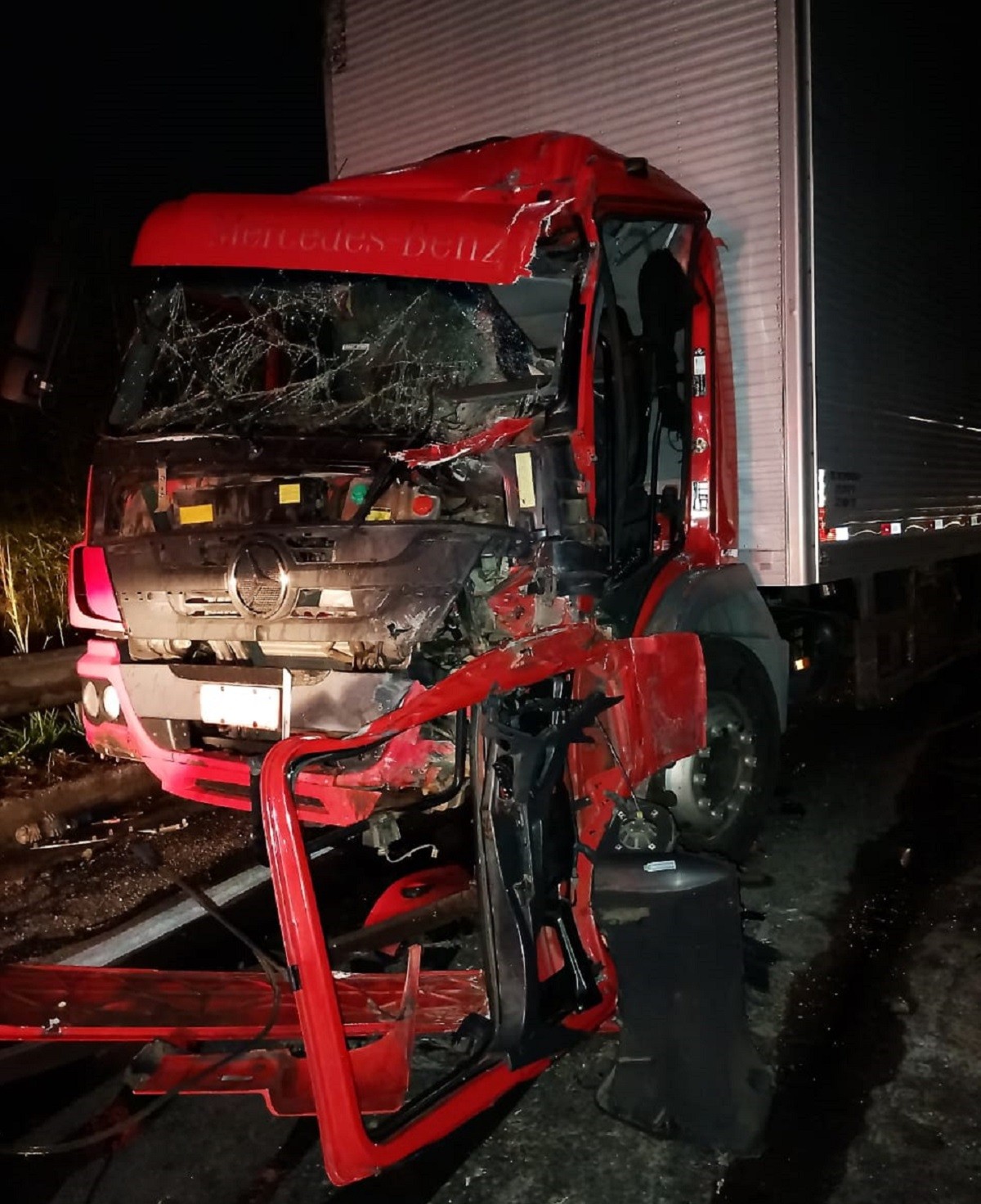 Caminhão com 5 toneladas de fogos de artifício e carreta batem na BR-040; motorista ficou preso às ferragens