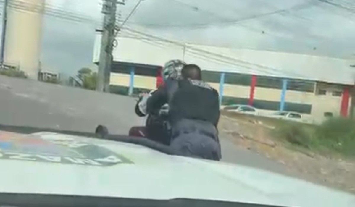 Policiais ajudam cadeirante a 'vencer' ladeira em Manaus; VÍDEO