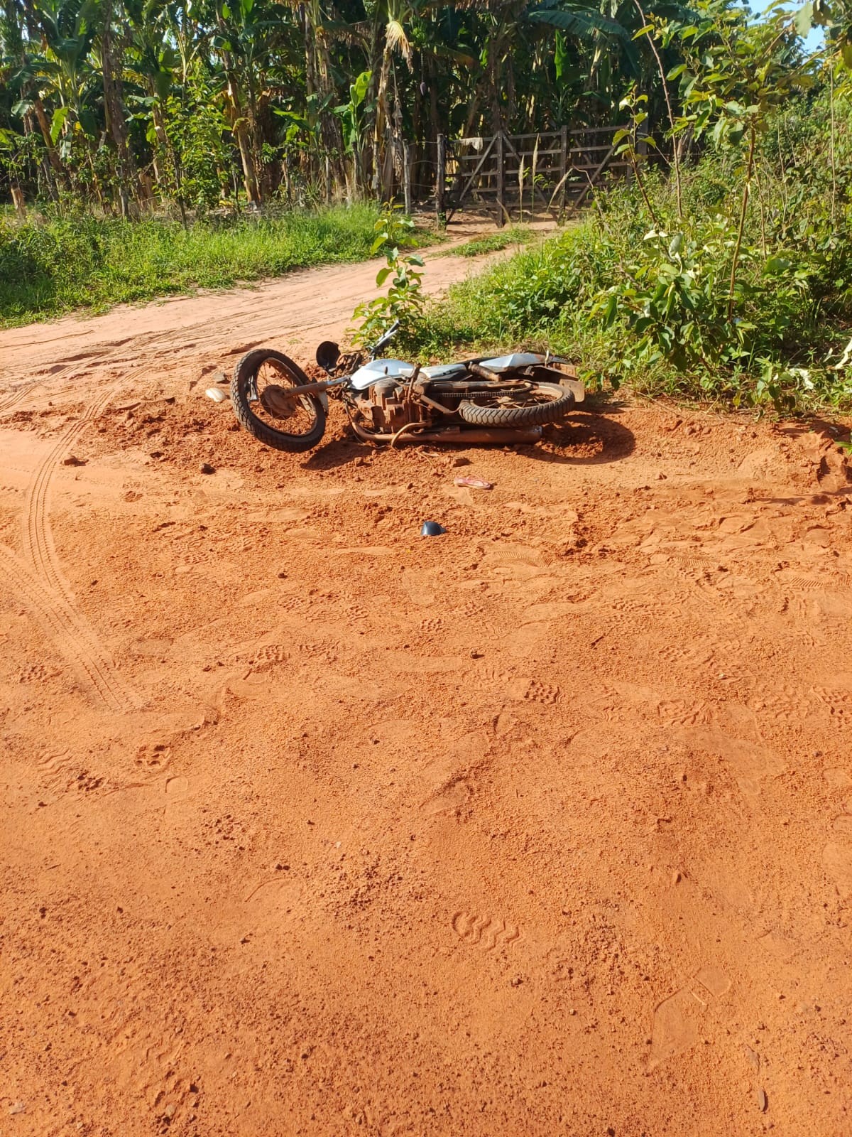 Bebê de 1 ano morre após batida entre moto e reboque de carro no litoral do RN