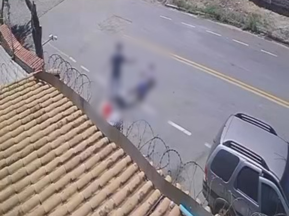 Homem é morto a tiros no meio da rua no Bairro Planalto, em Divinópolis; câmera de monitoramento gravou o crime