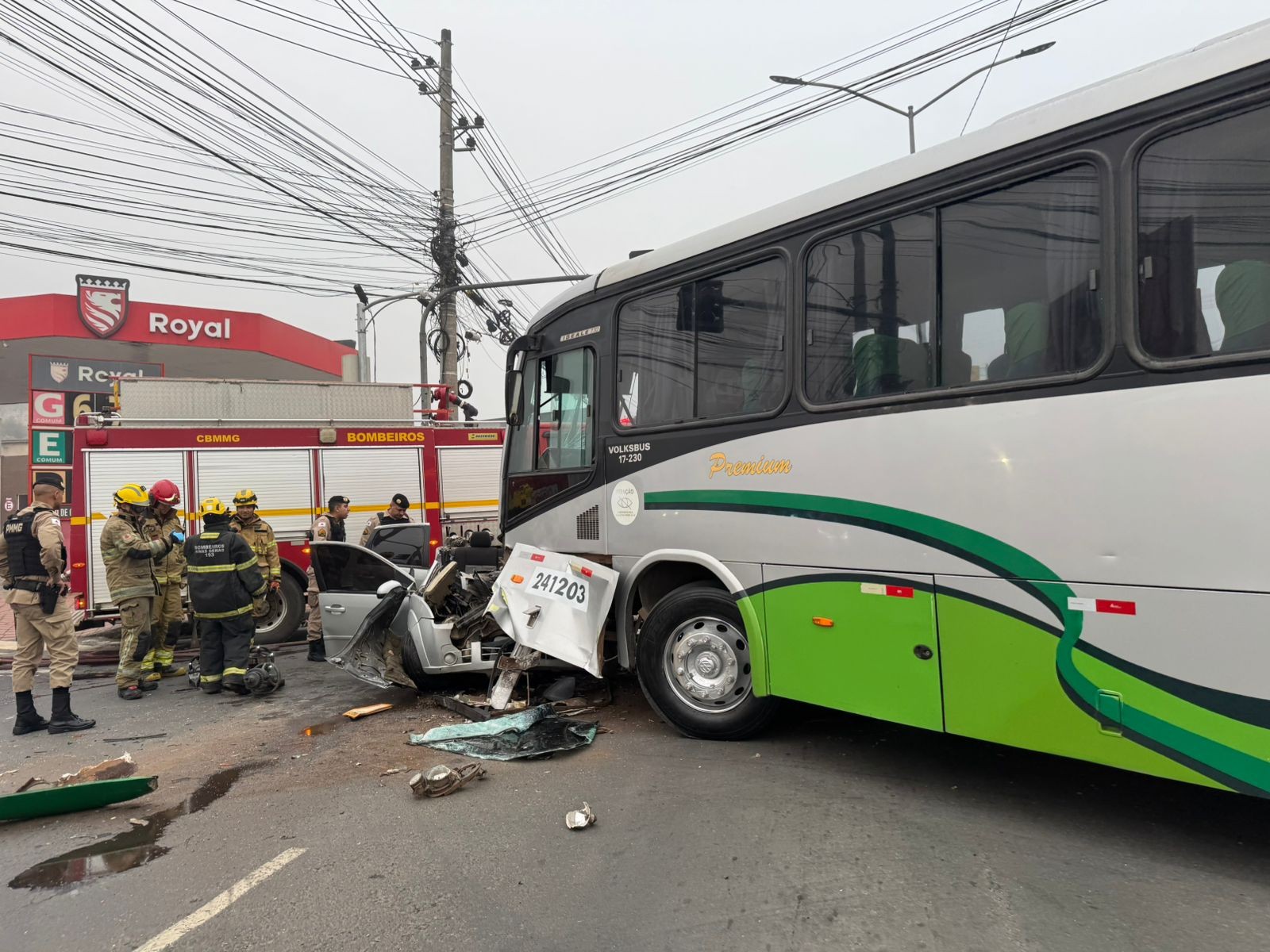 Motorista fica preso às ferragens após batida entre carro e ônibus em Juiz de Fora