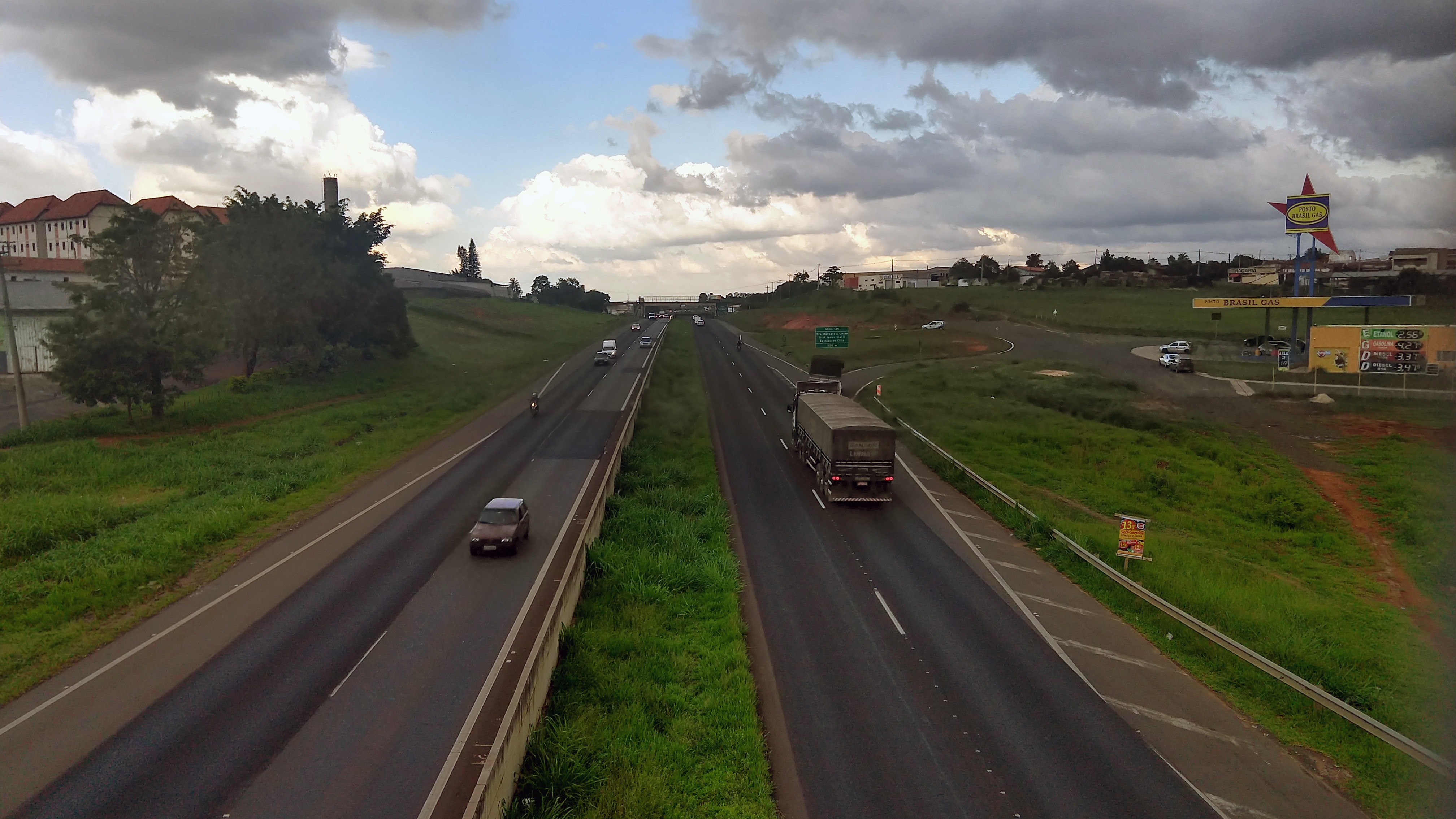 Jovem morre após bater carro contra caminhão na Rodovia Luiz de Queiroz em Santa Bárbara 