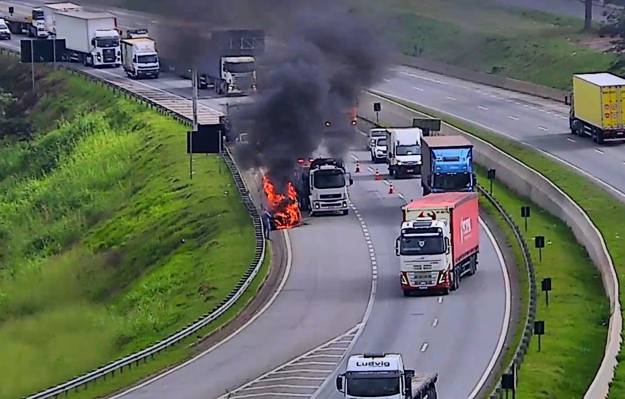 Carro tem pane mecânica e pega fogo na rodovia Dom Pedro I, em Atibaia