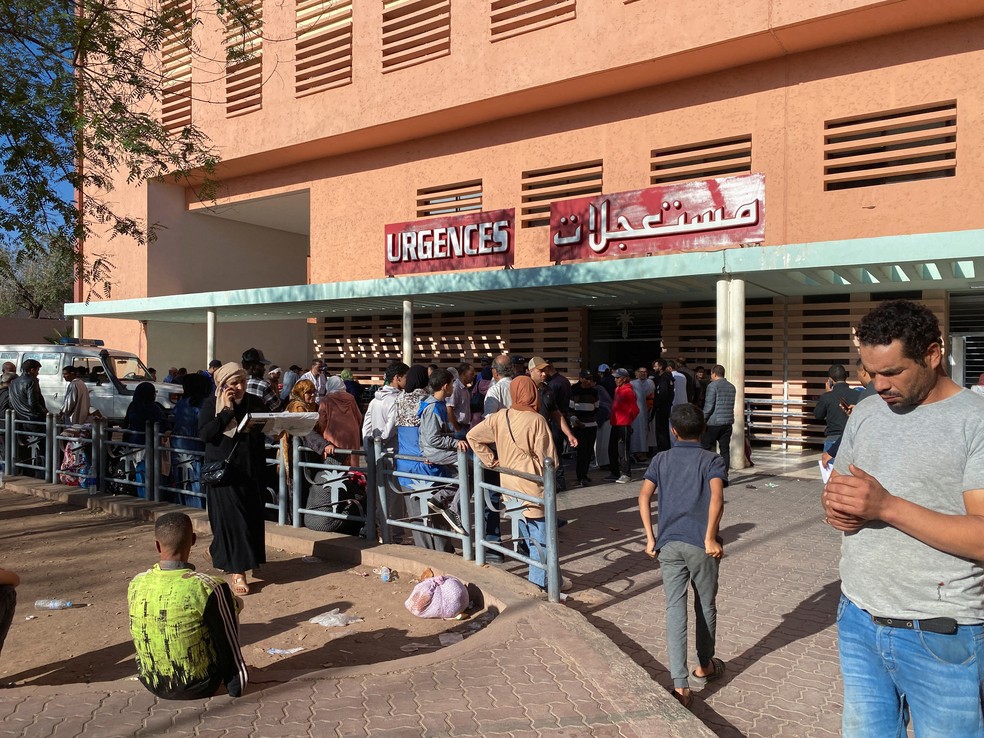 Pessoas fazem fila em pronto-socorro para doar sangue aps terremoto na histrica cidade de Marrakech, no Marrocos  Foto: Abdelhak Balhaki/REUTERS
