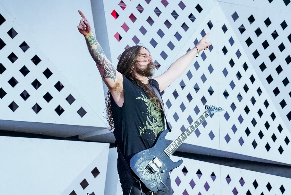 Músico de rock toca música no palco guitarrista roqueiro se