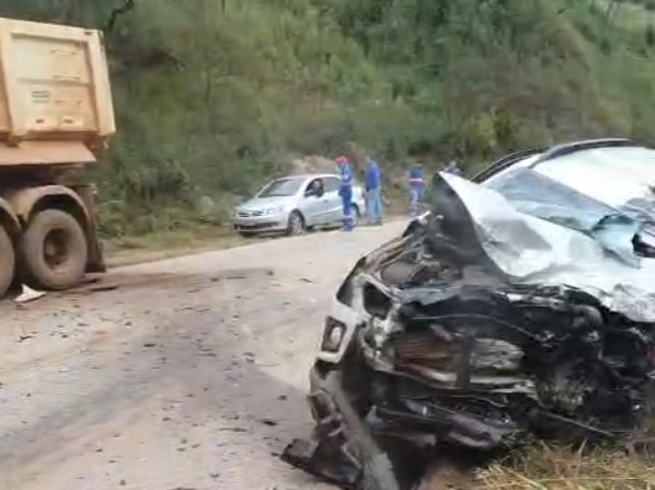 VÍDEO: Caminhonete invade contramão de rodovia e bate de frente em carreta