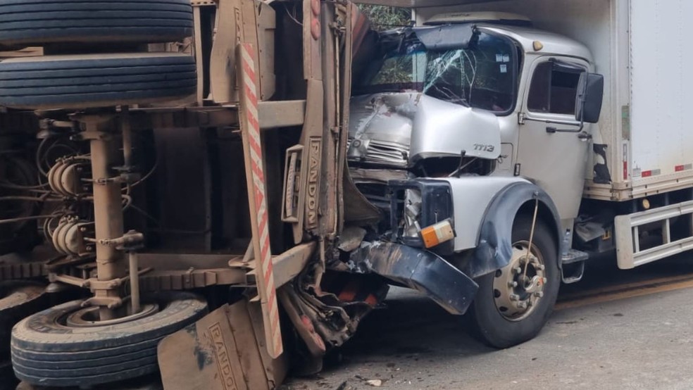 Carreta com carga de cimento tomba após curva e é atingida por caminhão-baú na BR-365 em MG
