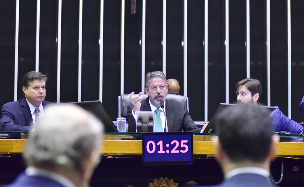 O presidente da Câmara, Arthur Lira (centro), durante a votação da reforma tributária nesta sexta-feira (15) — Foto: Zeca Ribeiro/Câmara dos Deputados