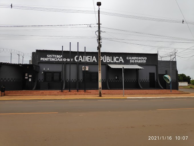 Detento morre após ser atingido por golpes de machadinha por outro preso em MT 