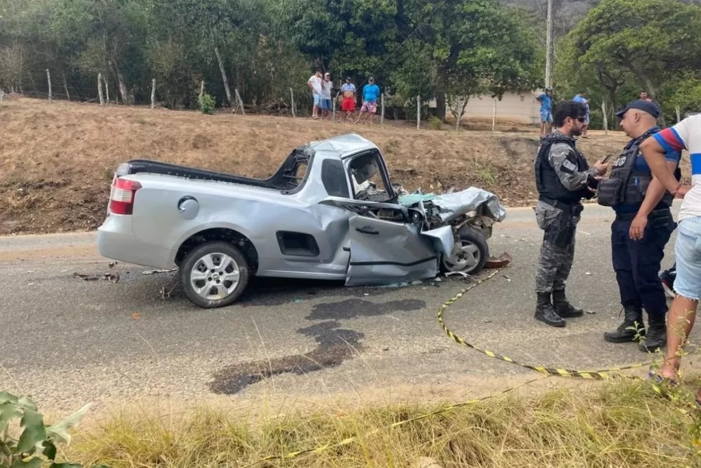 Homem de 30 anos morre após acidente envolvendo carro e caminhão na PE-130