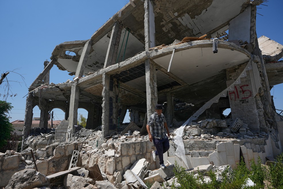 Libanês anda entre escombros de casa destruída na vila de Zawtar al-Gharbieh, no sul do Líbano, em 5 de agosto de 2026. — Foto: AP Photo/Mohammed Zaatari