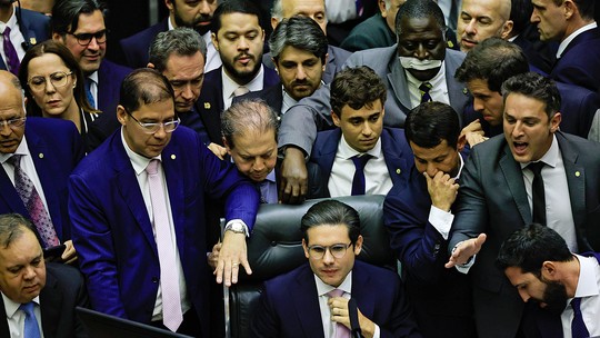 Motta vai abraçar acordo costurado com Lira para mudança de foro privilegiado, dizem aliados - O presidente da Câmara, Hugo Motta (Republicanos-PB), disse a interlocutores que a pauta já estava sendo costuradas nos bastidores antes do motim de parlamentares bolsonaristas, e que deve ter apoio até da base do governo Lula.