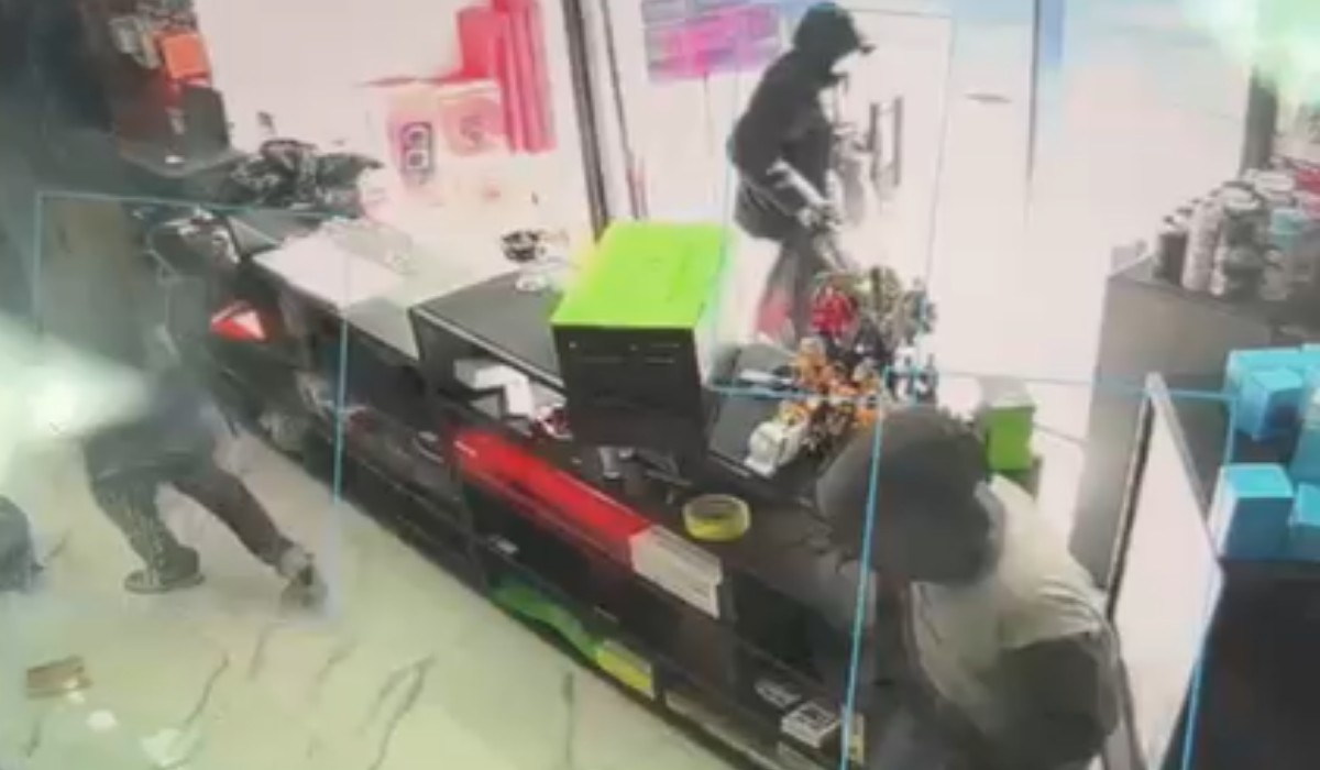 VÍDEO: roubo a loja de celulares em Campinas termina com 3 homens presos, 2 jovens apreendidos e R$ 25 mil em produtos recuperados