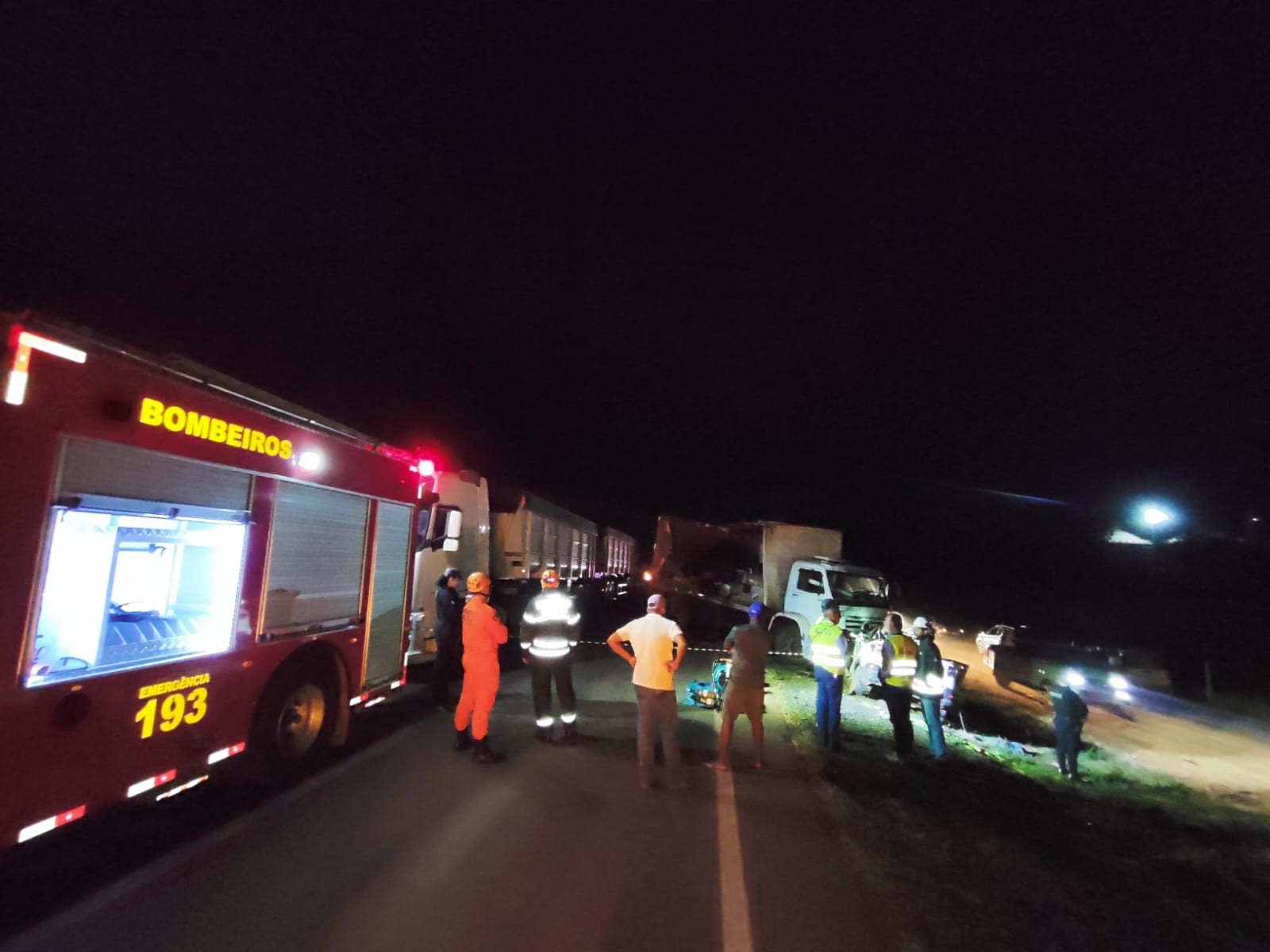 Batida entre carro e caminhão deixa dois mortos na MT-130 