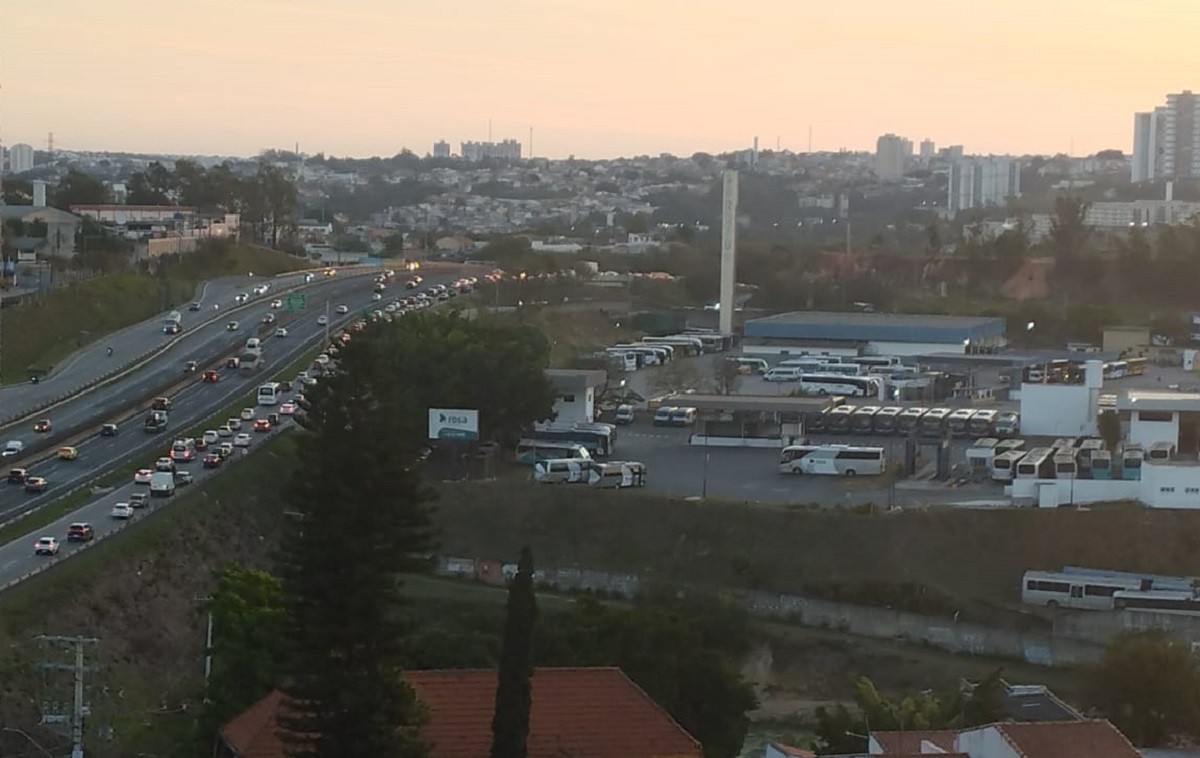 Engavetamento entre três veículos provoca congestionamento na Raposo Tavares em Sorocaba