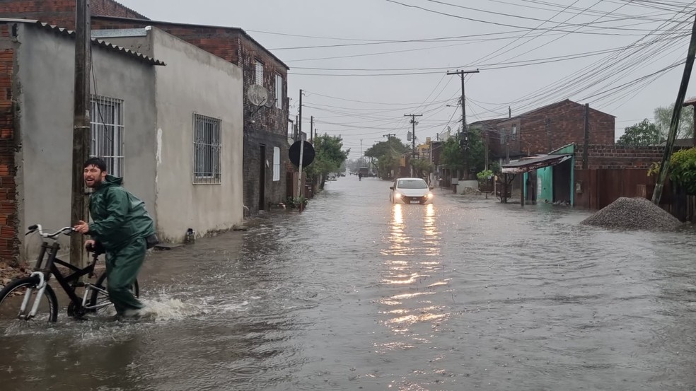 Chuva causou alagamentos em Pelotas — Foto: Renan Santos/RBS TV