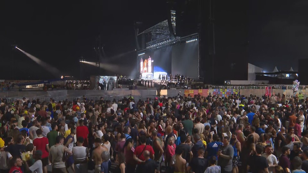 Fãs lotam Copacabana aguardando passagem de som de Shakira — Foto: Reprodução/GloboNews