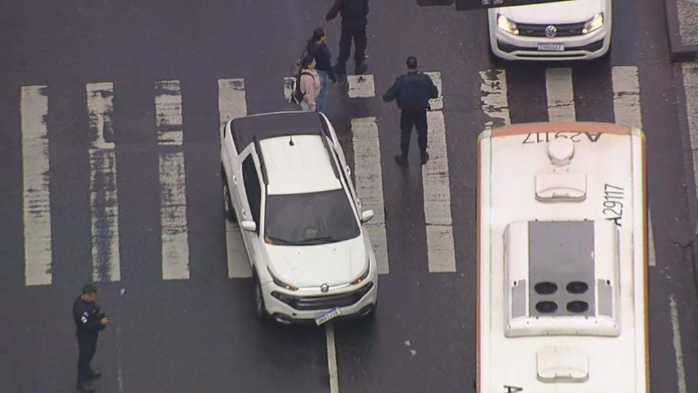 Carro que atingiu as vítimas ficou em cima da faixa de pedestres — Foto: Reprodução/TV Globo