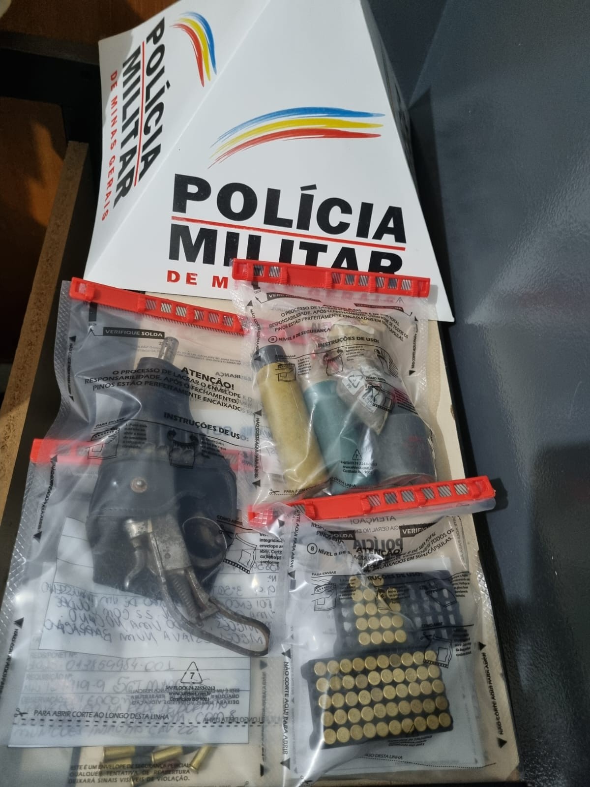 Policiais apreendem munições em caixa de ferramentas e arma dentro de travesseiro durante ocorrência de violência doméstica 
