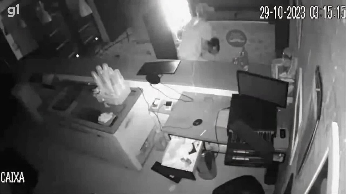 VÍDEO: criminoso quebra porta de vidro e invade lanchonete para cometer assalto em Caruaru