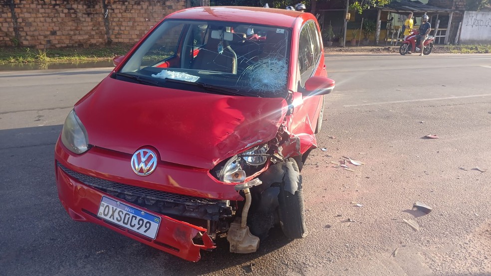 Motociclista fica gravemente ferido após colisão com carro na Estrada da Raposa, na Grande São Luís — Foto: Juvêncio Martins/TV Mirante