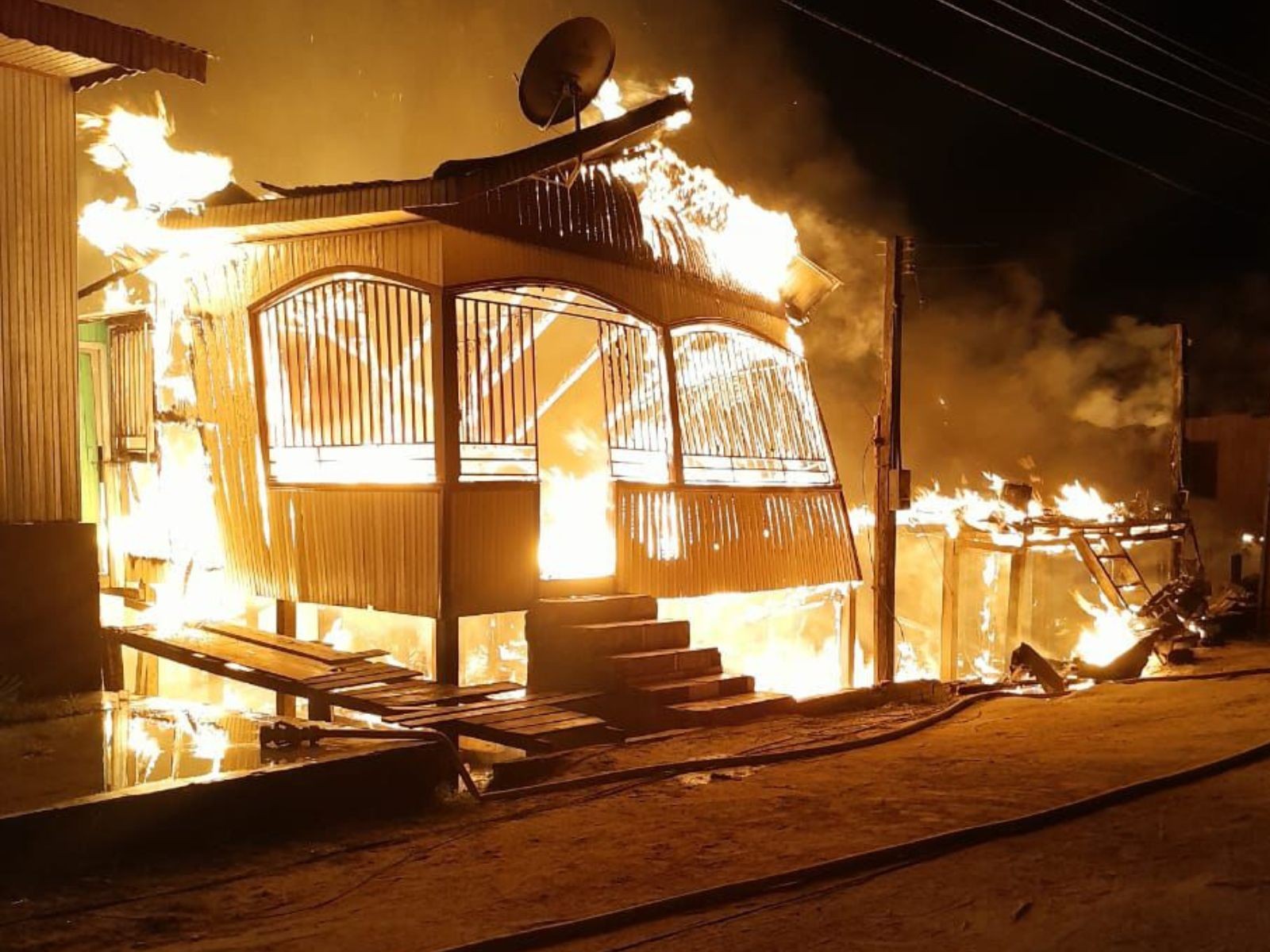 Incêndio de grandes proporções destrói quatro casas no interior do Acre 