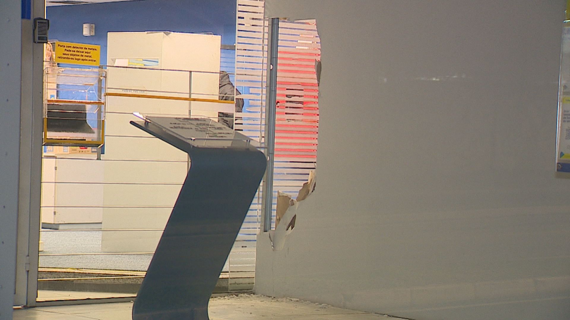Homem se esconde em agência de banco, espera fechar, furta armas e consegue fugir em Porto Alegre