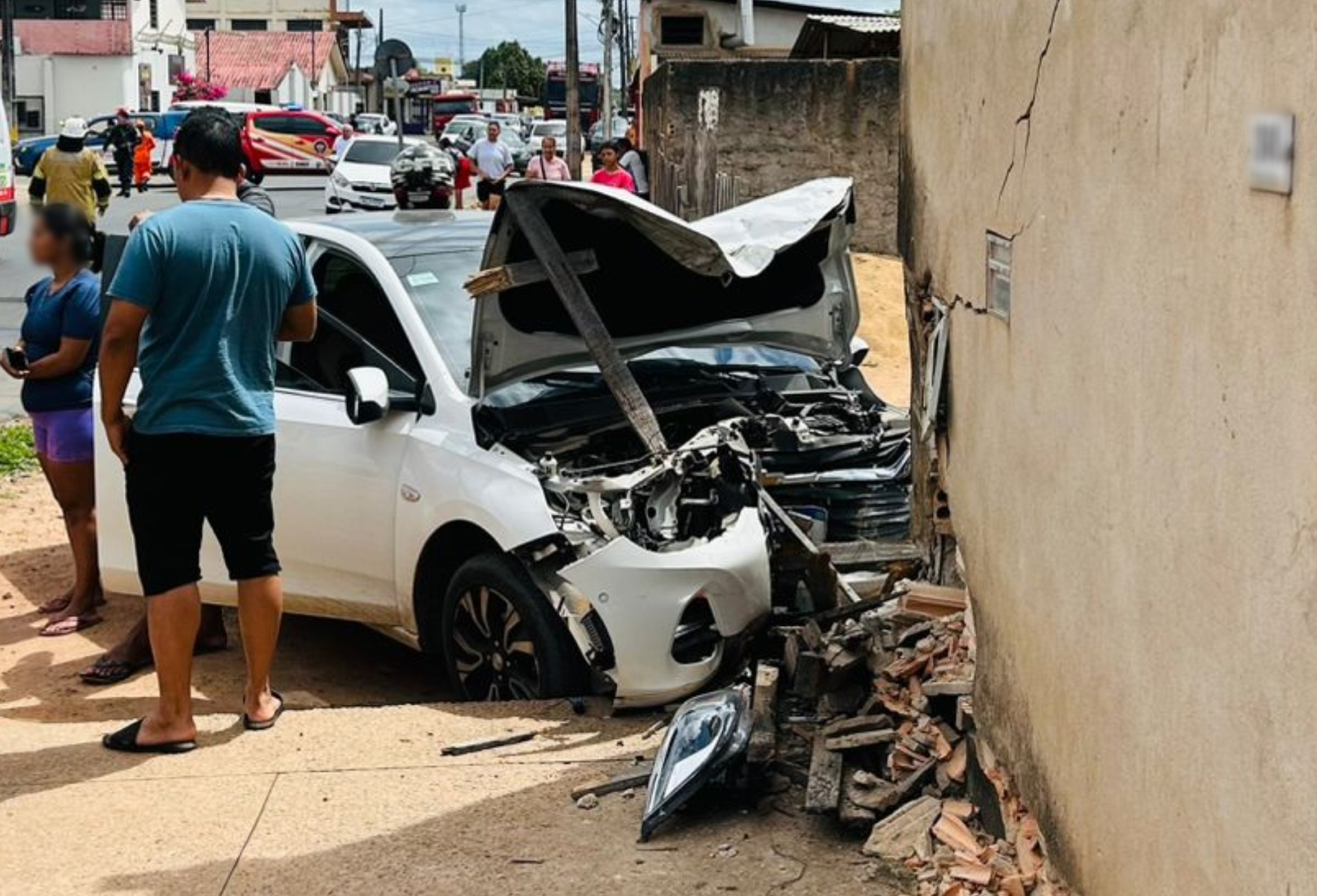 Casal fica ferido após motorista ter mal súbito e bater carro em muro no Asa Branca