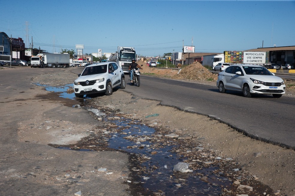 Trecho do Anel Viário com pista desgastada, nas proximidades da Ceasa, em Maracanaú — Foto: Kid Júnior/SVM