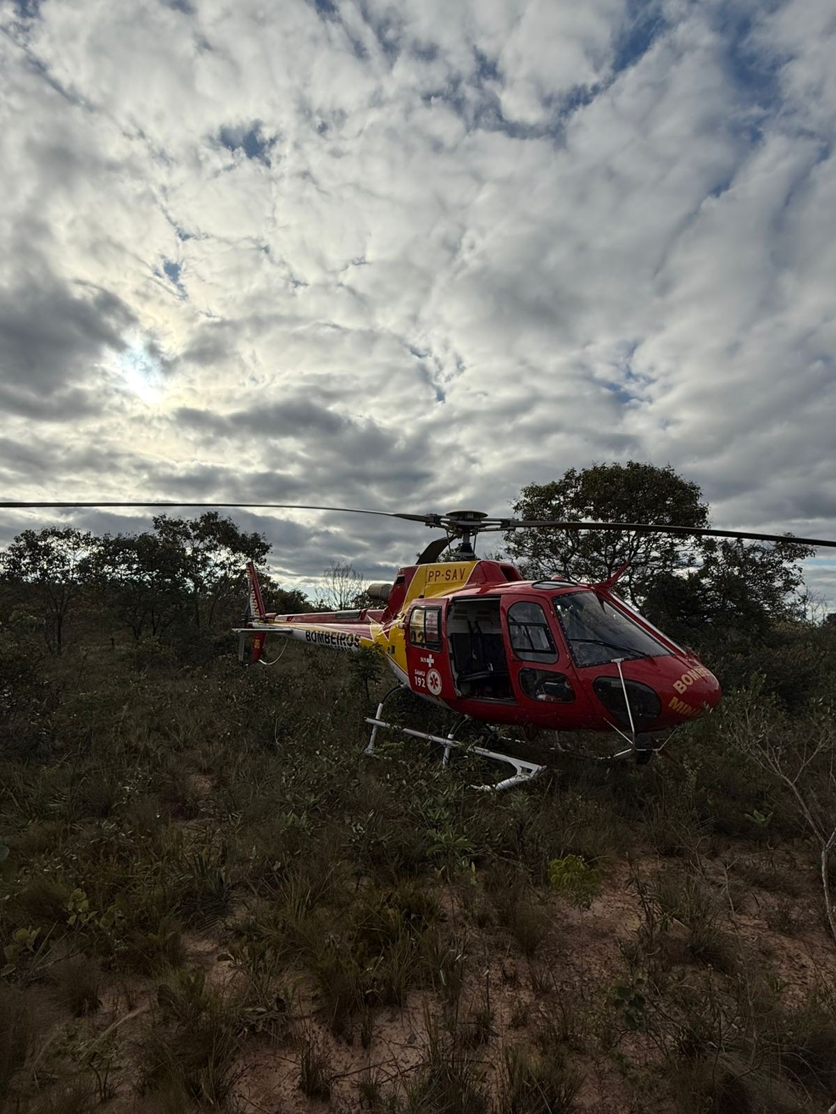 VÍDEO: Motociclista ferido em trilha é resgatado por helicóptero no Norte de MG
