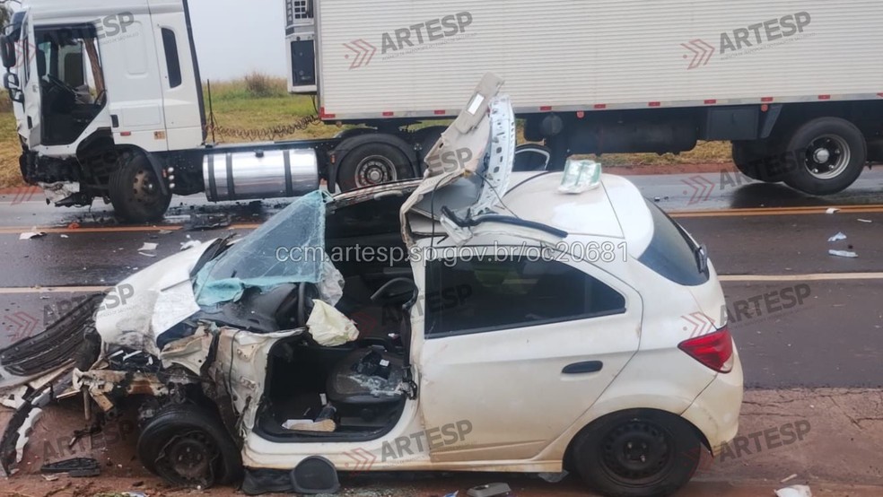2 de 3
Colis&atilde;o entre carro e caminh&atilde;o deixa tr&ecirc;s feridos em Itapu&iacute; &mdash; Foto: Artesp