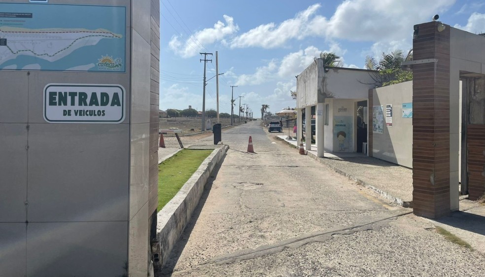Decon cobra explicações sobre cobrança de taxa para permitir veículos acessaram pista de condomínio da Praia do Cofeco — Foto: Decon/MPCE