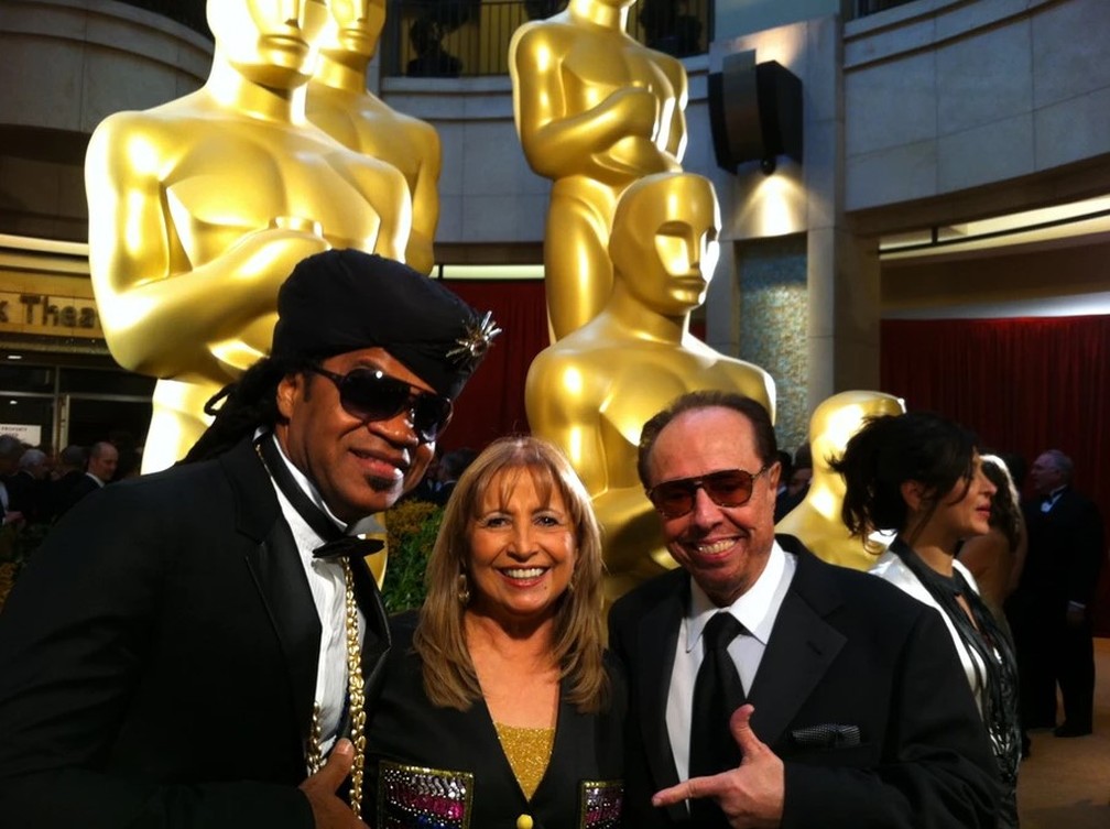 Sergio Mendes com a mulher, Gracinha Leporace, e Carlinhos Brown, em 2012, no Oscar — Foto: Divulgação